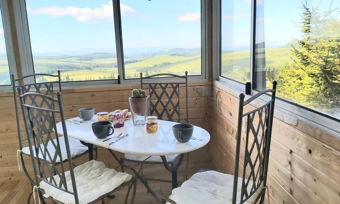 Besse-et-Saint-Anastaise Apartment | Superb 52m2 apartment not overlooked with 25m2 loggia.