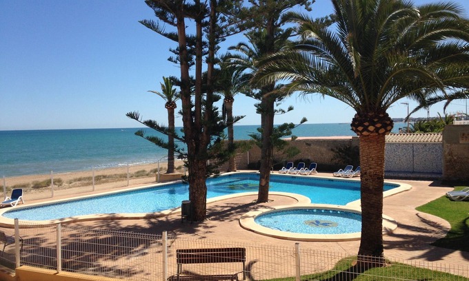 Molinell House | Superb house 100m² + 70m² terrace. Residence on the beach, sea view, swimming pool.