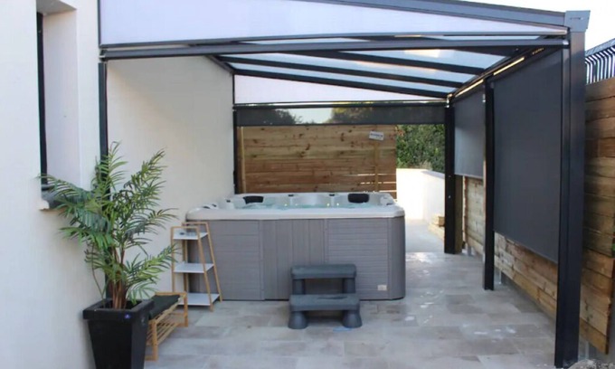 Montans Villa | Superb new villa with 6-seater spa