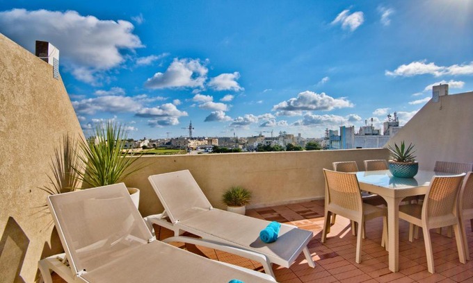 San Pawl tat-Targa Apartment | Superb Penthouse with City Views & Terrace