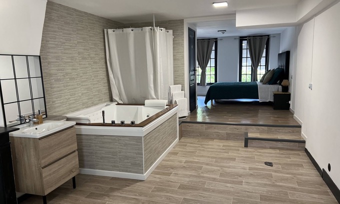 Saint-Acheul Bed & Breakfast | Superb private jacuzzi room with relaxation lounge