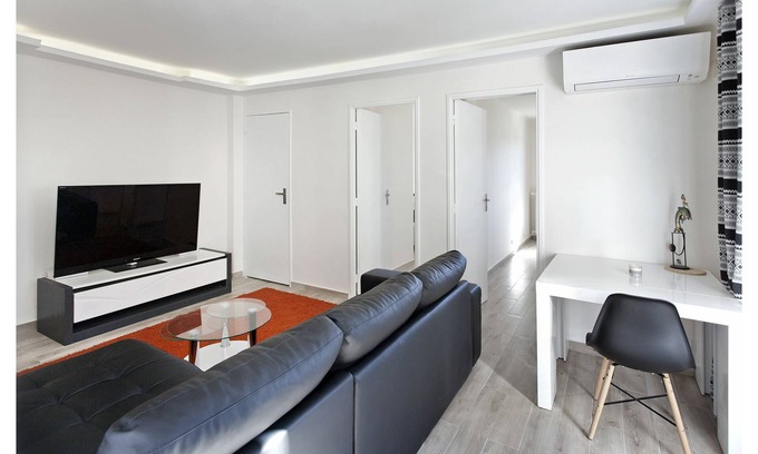 Fabron Apartment | Superb renovated 2-bedroom air-conditioned apartment 3 minutes walk from the sea