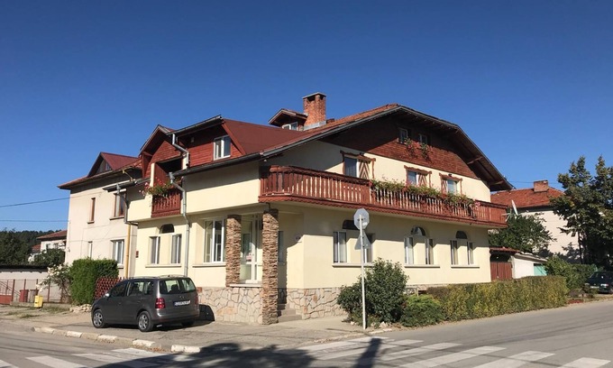 Samokov Ski Chalet | Superb Ski Chalet- sleeps 18 - run by English and German speaking ski instructor
