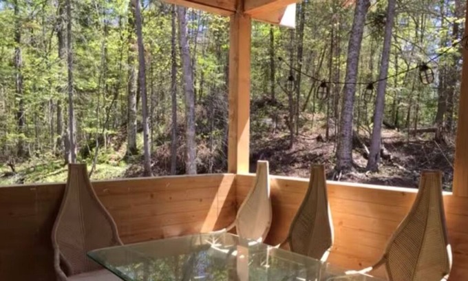 St-Adolphe-d'Howard House | Superbe chalet pour familles avec forêt à l'arrière à seulement 800m de la plage