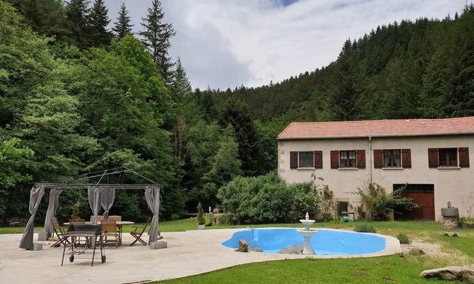 Egliseneuve-des-Liards Apartment | Superbe appartement, cadre unique en bord de rivière/forêt au coeur du Livradois
