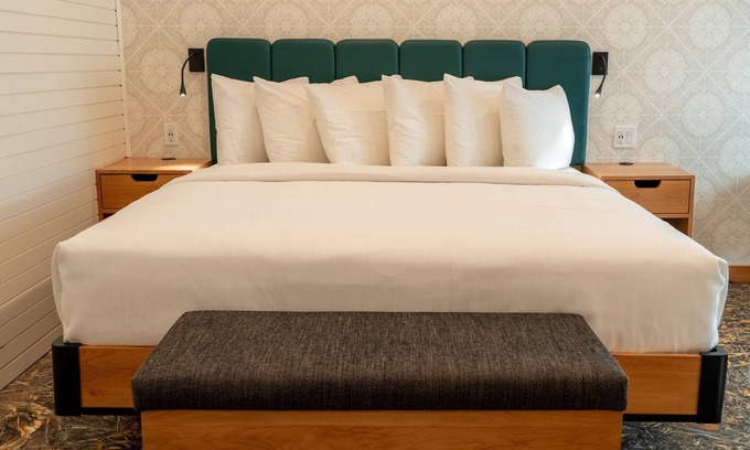 Banff Apartment | Superior King Room in Banff! Free Parking