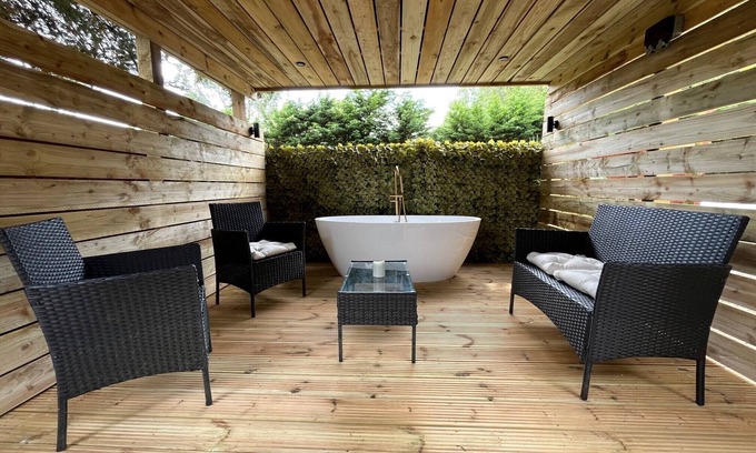 Matchams Apartment | Superior Lodge with Private Garden