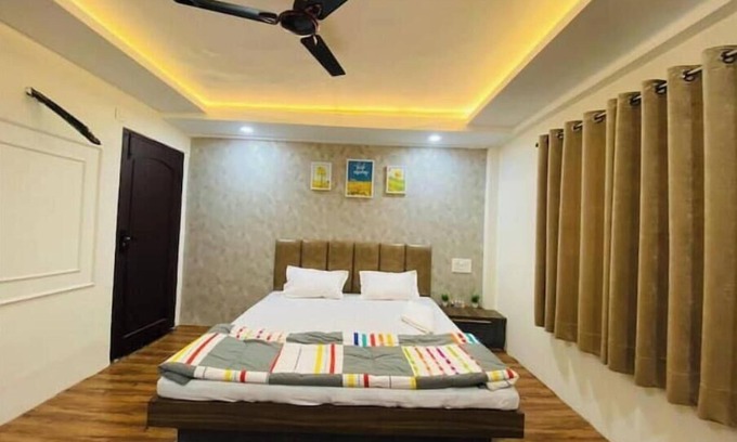 Maheshwar Apartment | Superior Quadruple 3 to 4 adults room @ StayMore