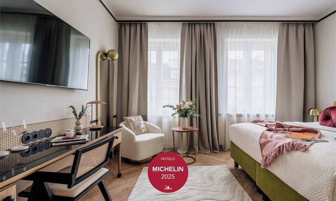 Srodmiescie Hotel | Superior Room with a sofa and Nowy Świat view
