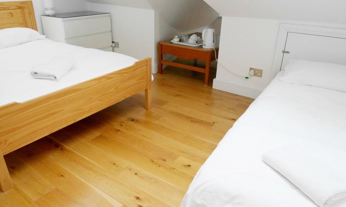 Kew Apartment | Superior Studio Sleeps 3 people near Kew Gardens