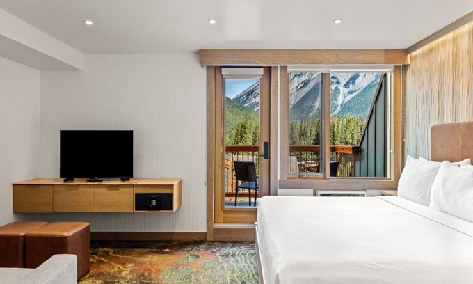 Banff Apartment | Superior Suite Overlooking Rockies
