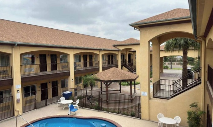 Edinburg Apartment | Superior Suite