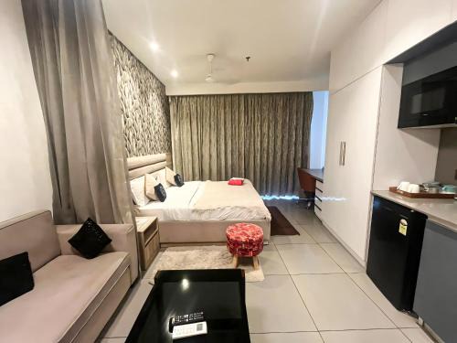 Karol Bagh Apartment | Supernova crystal edge studio -luxury view in Noida