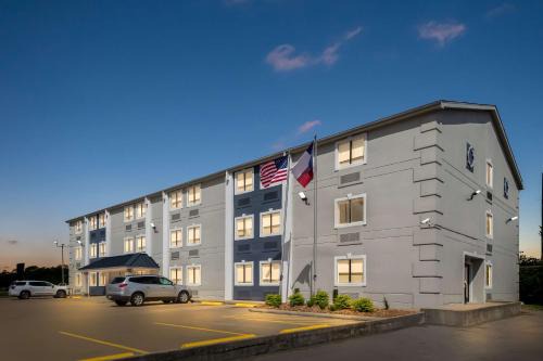 Groves Hotel | SureStay Hotel by Best Western Groves
