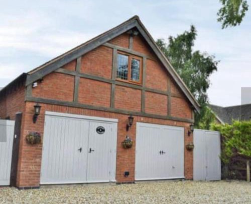 Stratford-upon-Avon House | Surrounded by fields just 3 miles from Stratford - upon Avon - Alveston Pastures Retreat