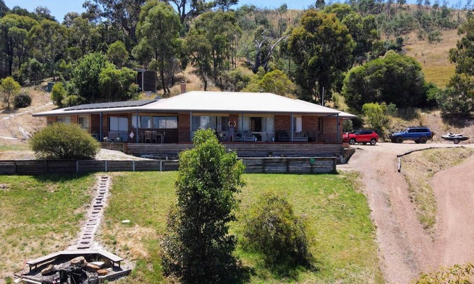 Bonnie Doon House | Sustainable retreat on 20 acres of lake hillside