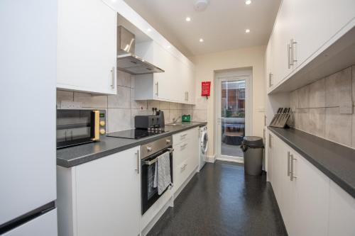 Portswood House | Sutton Cottage - 4BR 2Bath House Up to 9 Guests - Smart TV - Huge Bedrooms - Ideal for Contractors