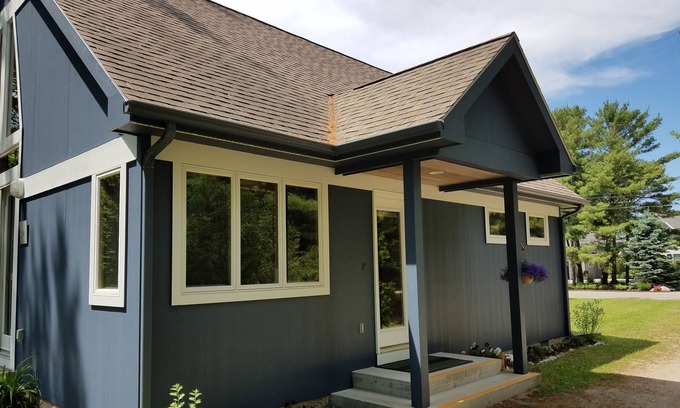 Suttons Bay Cottage | Suttons Bay-Fire Pit, walk to town/beach, brewery, dining