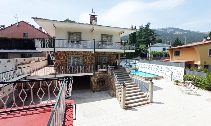 San Lorenzo de El Escorial Ski Chalet | Suyoluce, Chalet con Piscina Privada El Escorial
