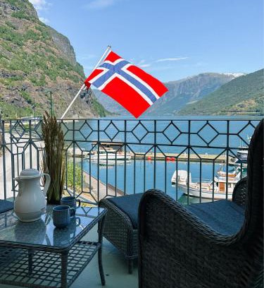 Flåm House | Svingen Guesthouse - Panoramic Fjord Views in Flåm