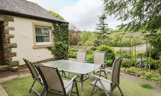 Caldbeck Cottage | SWALEDALE WATCH HOUSE ANNEXE, romantic, with a garden in Caldbeck
