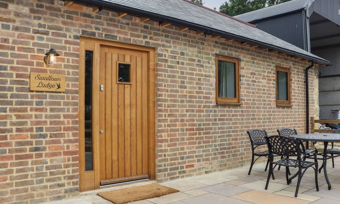 Edenbridge Cottage | SWALLOWS LODGE, pet friendly, with open fire in Dormansland