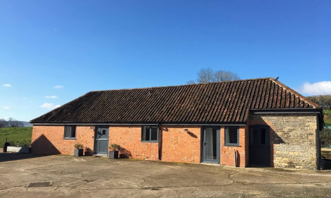 Sturminster Newton Cottage | SWALLOWS NEST, pet friendly, with hot tub in Sturminster Newton