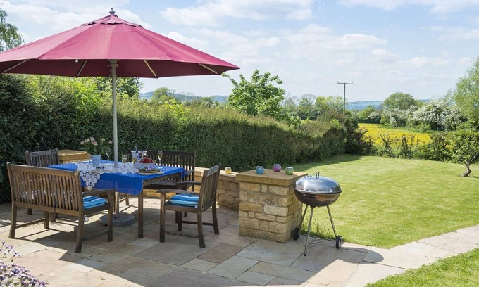 Broadway Cottage | Swallows Rest Cottage - sleeps 6 guests in 4 bedrooms