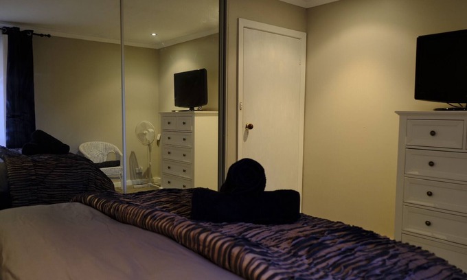 Swan View House | Swan Hills Retreat: Pool, Hikes, BBQ, Outdoor dining, Wifi and Netflix!