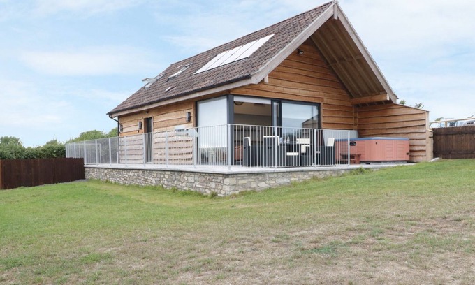 Wedmore Cottage | SWAN LODGE CASTLE FARM, pet friendly, with hot tub in Wedmore
