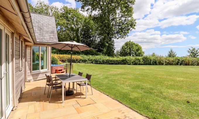 Eleighwater Cottage | SWANDOWN, 12 KITTWHISTLE, family friendly in Cricket St. Thomas