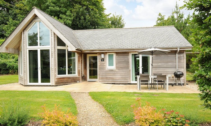 Eleighwater Cottage | SWANDOWN, 3 BLACKDOWN, pet friendly, with pool in Cricket St. Thomas