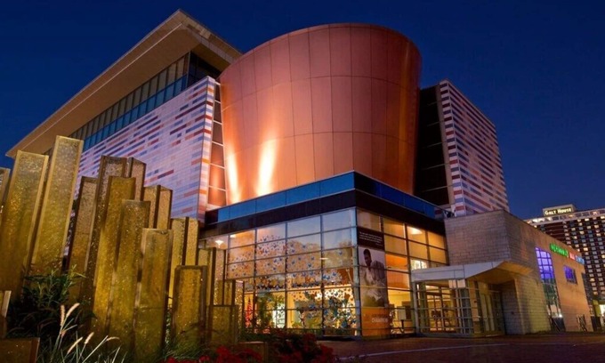 Smoketown Jackson House | Swanky 3 Bedroom/2.5 Bath with King Bed, Parking