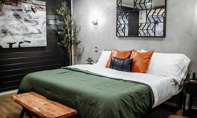 Paris House | Swanky Bungalow. King Bed. Sleeps 3. Centrally located.