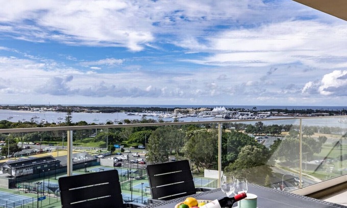 Southport Apartment | Sweeping Ocean view! Apt w/Capark & rooftop pool