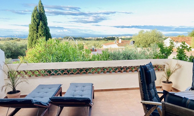 El Mas Bosca Apartment | Sweeping views over the bay of Roses