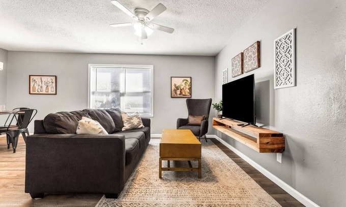 College Station Apartment | Sweet Home: 1st Floor, 2 Bdrm/Walk to A&M/King Beds