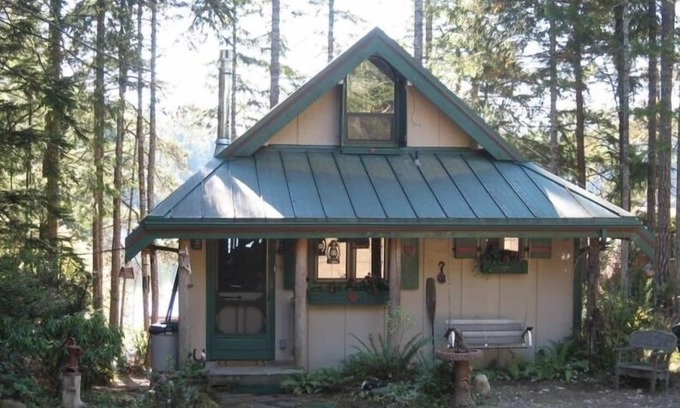 Shelton Cabin | Sweet Huckleberry Cottage on Old Hatchery Lake