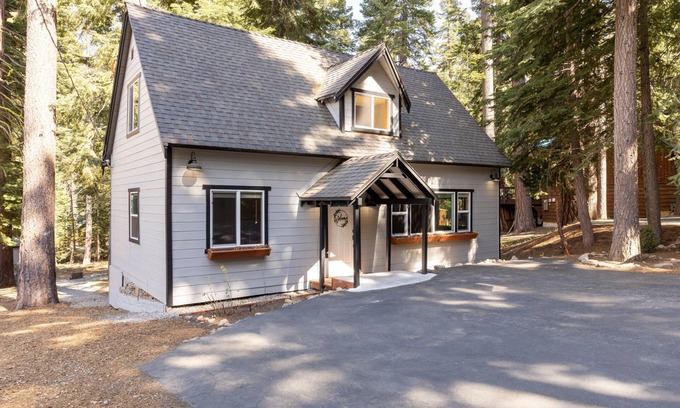 Tahoma Cabin | Sweet Pine | Deck + Hot Tub, Cozy Modern Interior | Close to Ski Resort!