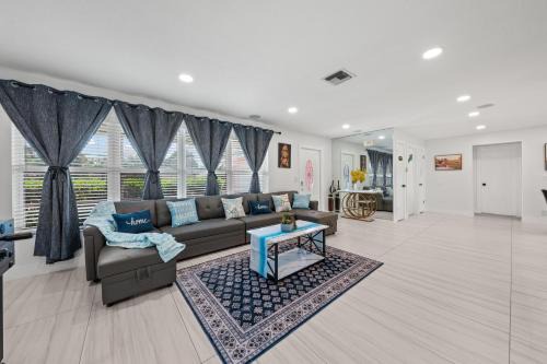 Riviera Beach House | Sweet Pink House - Family & Remote Work Ready