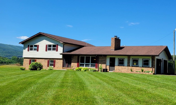 Sugar Grove House | SWEET RETREAT! Pool-side mountain view and spa.