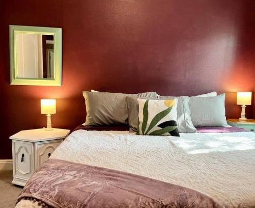Sanford House | Sweet Stay with fully fenced yard