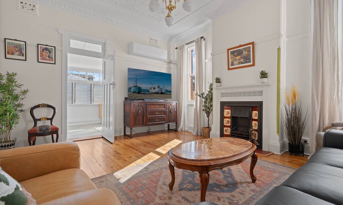 Bathurst House | Sweet Stewart - Walk to CBD, Convenient & Cosy