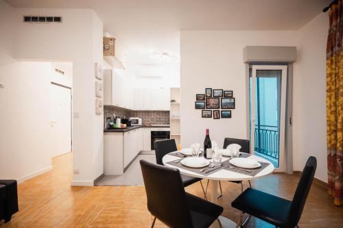 Erba Apartment | SweetHome Ampio bilocale in centro con parcheggio gratuito coperto vicino a stazione Como-Milano