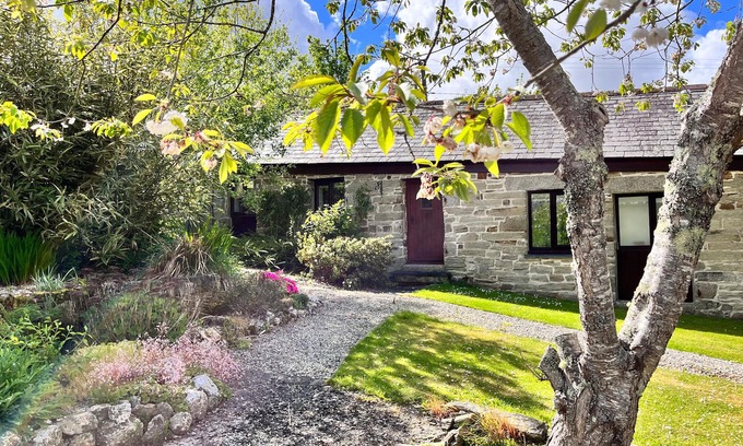 Lower Trengale Cottage | SWIFT COTTAGE, family friendly, with a garden in East Taphouse