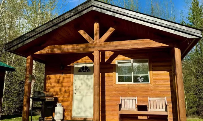 Valemount Cabin | Swift Creek Resort Cabin #2