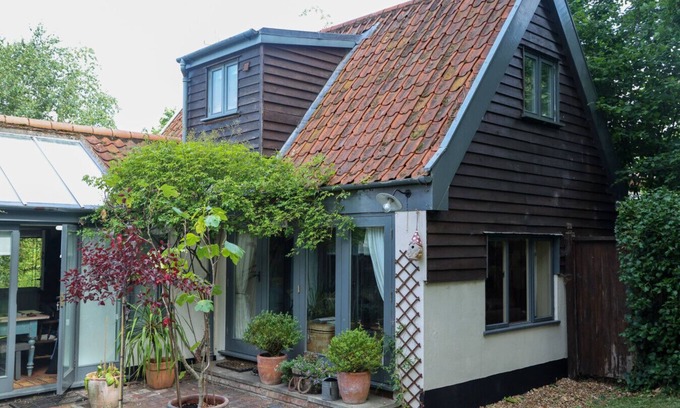 East Dereham Apartment | Swift Host | Rose Lodge | Sleeps 4 | Dereham | Pet Friendly | Beautiful Gardens