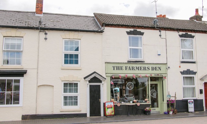 Kidderminster Cottage | SWIFTS NEST, romantic, with a garden in Cookley