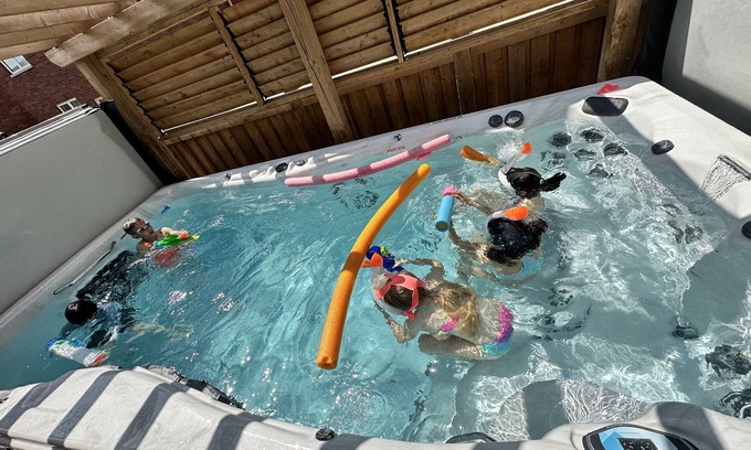 Halton Regional Municipality House | Swimspa Entire home 4 Bedroom|Gym|Fire pit| Milton near Toronto|Niagara