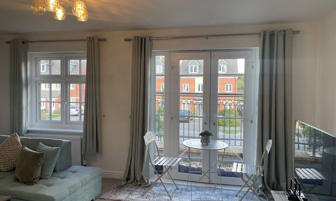 Swindon House | Swindon Double En-suite Home with Garage and Free Parking! Contractors!